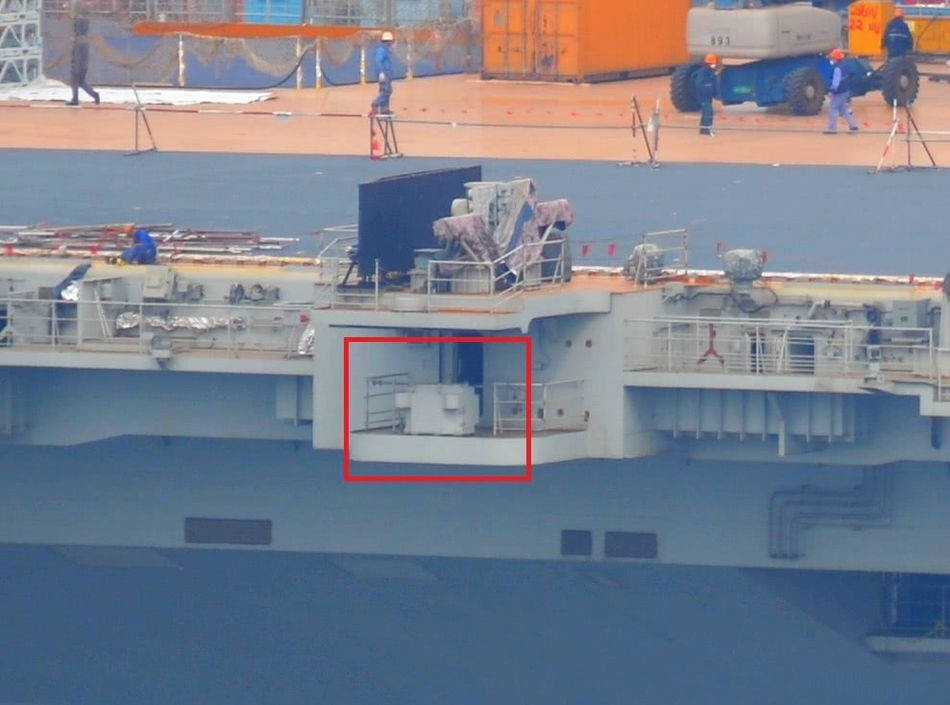 在菲涅尔助降镜的下方，国产航母独立设置了一座电子战装置（红框内），这也是16号“辽宁”舰没有的。显然，上面这些改进是建立在“辽宁”舰实际使用过程中所发现的不足之处，然后进行相应的调整。其中有些改进措施，已经在“辽宁”舰上次回厂维修改装的时候得到应用。