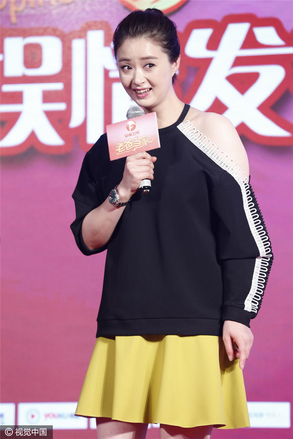 蒋欣吐舌做鬼脸贡献表情包 大笑露颈纹双下巴
