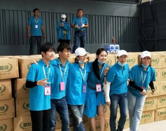 易烊千玺靠电梯睡觉,唯独鞋带的系法被夸奖了