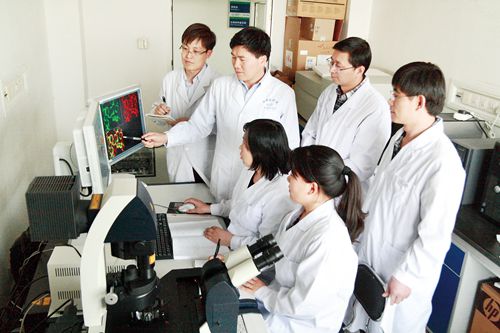 科研团队在实验室讨论灾害机理 《中国国门时报》