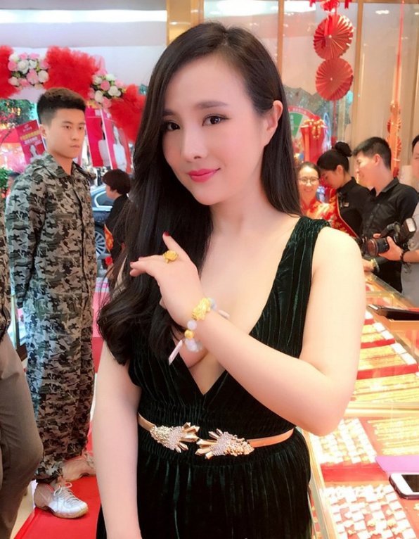 干露露出席活动捞金,眼尖网友发现亮点,网友:跟没穿没啥区别!