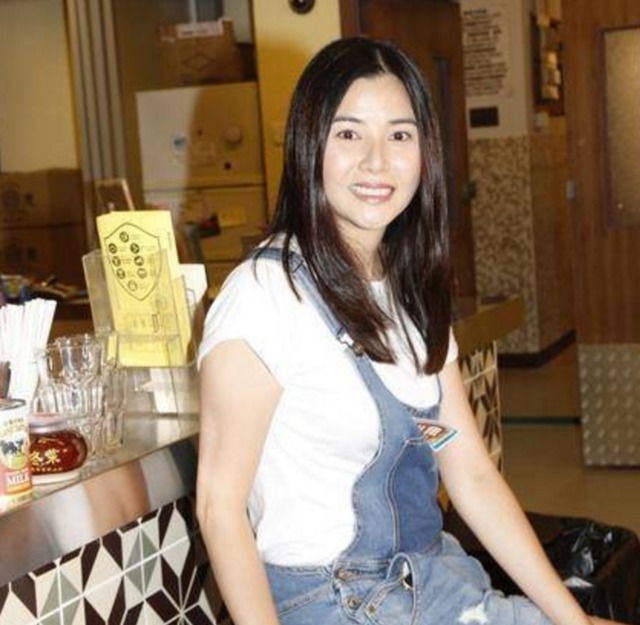 50岁郑伊健老婆蒙嘉慧近照,44岁依旧漂亮迷人