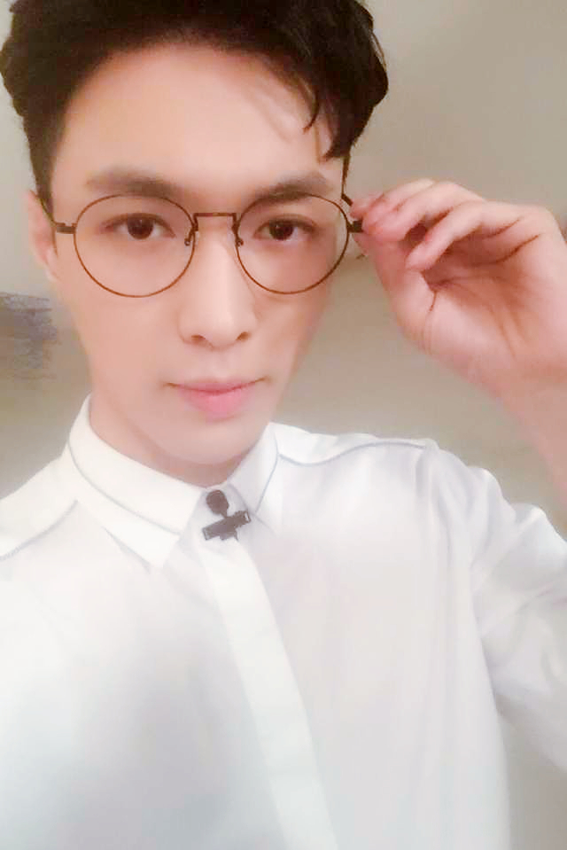 [张艺兴][分享]170811 福利时间到! 你见过这么多艺兴的自拍照吗?(流量党慎点)