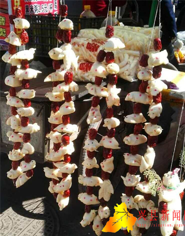 一把剪刀,一把梳子,是制作"燕燕"的基本工具, 别看面燕样子不大,可要