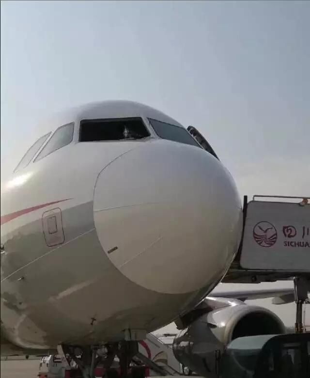 生死时速!川航客机成功备降成都!为英雄机长为