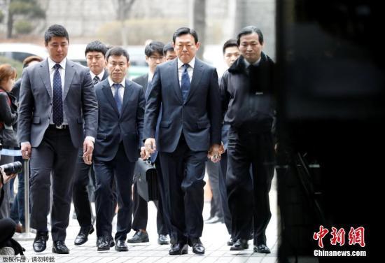 乐天创始人法庭怒摔拐杖 飙日语:谁敢判我 乐天创始人法庭怒摔拐杖 飙日语:谁敢判我