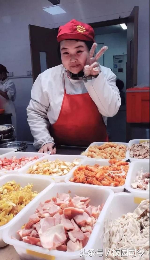 食堂小姐姐被叫阿姨霸气贴通知走红,再叫阿姨