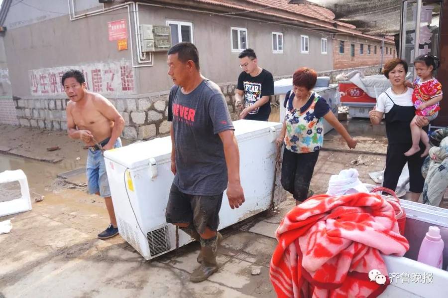 更多的村民结伴从洪水泡过的房子里，搬出家用电器等贵重物品，虽然不知道还能不能用，但村民们哪舍得扔下不管呢！