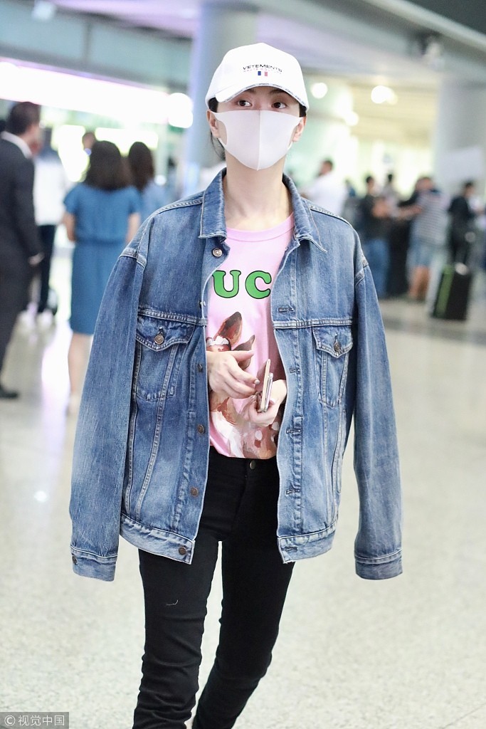 景甜纽约看秀归来凌晨抵达北京机场 披外套戴口罩似没睡醒