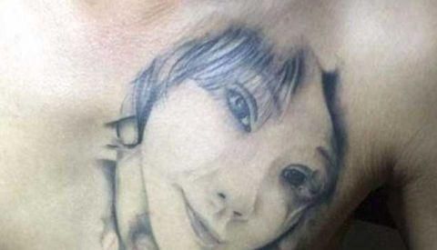 男子在自己的左胸纹了女孩模样,纪念自己的女