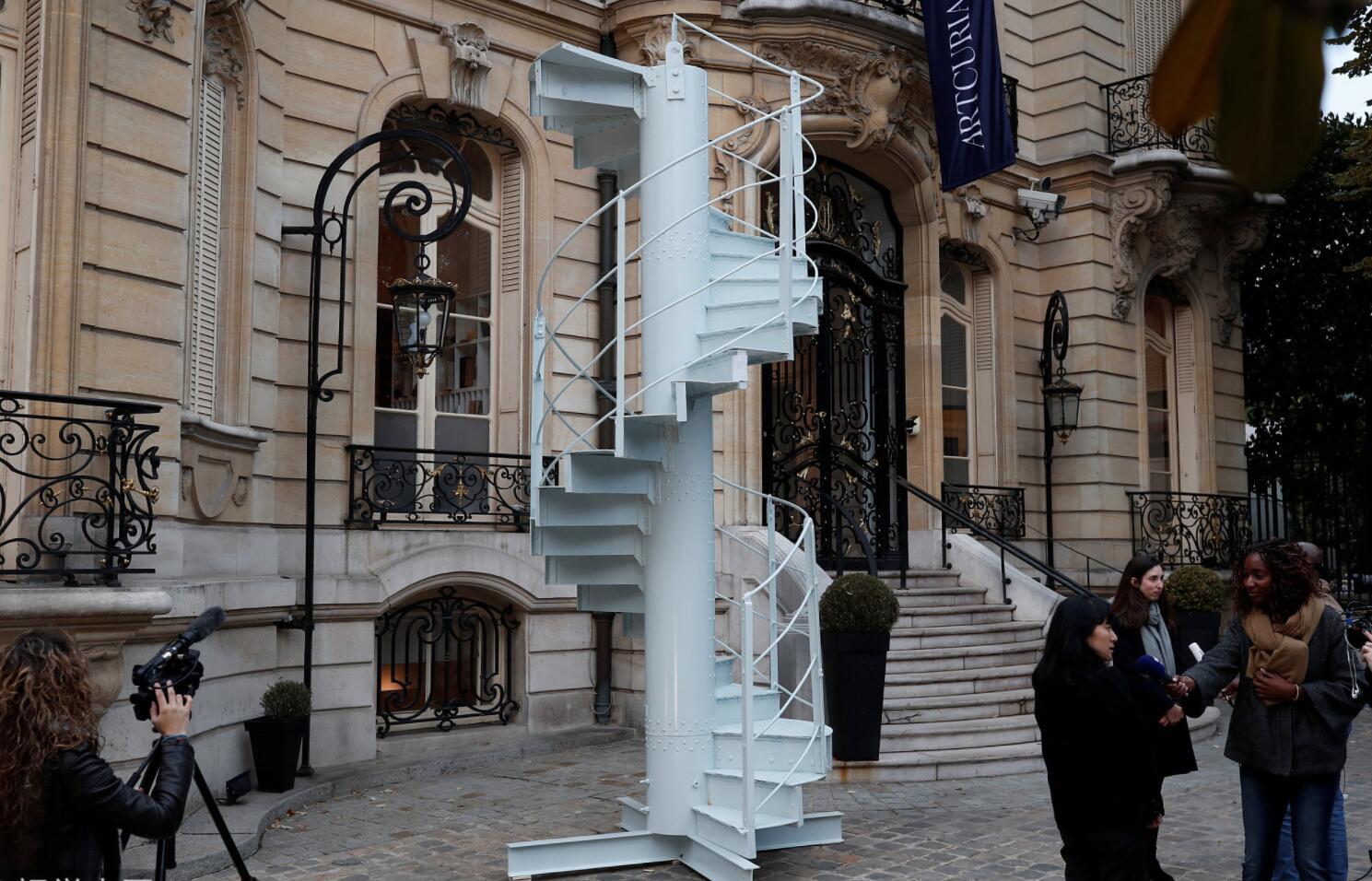 当地时间2018年11月8日，法国巴黎，法国埃菲尔铁塔一段楼梯将被拍卖，媒体参加预展。