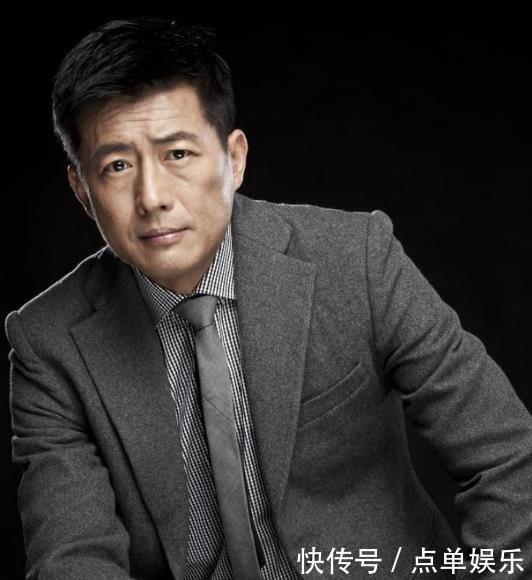 演了整整十年硬漢，片酬卻不到老婆一半，今51歲老婆事業紅火 娛樂 第4張