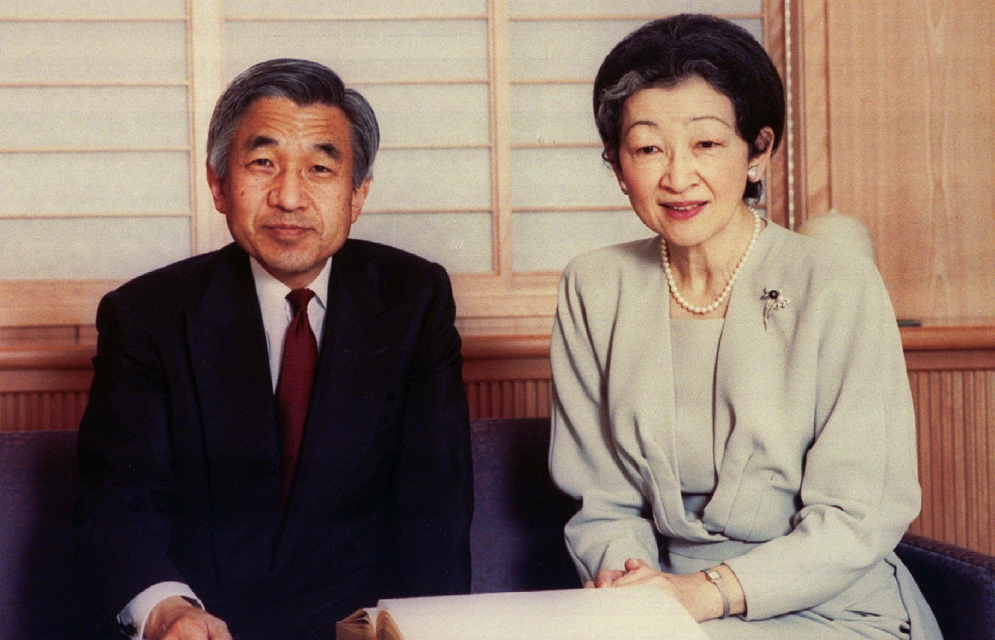 2019年4月10日是日本明仁天皇和皇后结婚60周年纪念日。两人于1957年在长野县轻井泽相遇,冲破从前皇族或贵族中选妃的惯例,1958年11月定下婚约,1959年结婚,育有两男一女。明仁天皇将于30日退位,日本平成时代即将结束。图为1994年10月20日,日本明仁天皇和美智子皇后出访西班牙期间获赠影集。