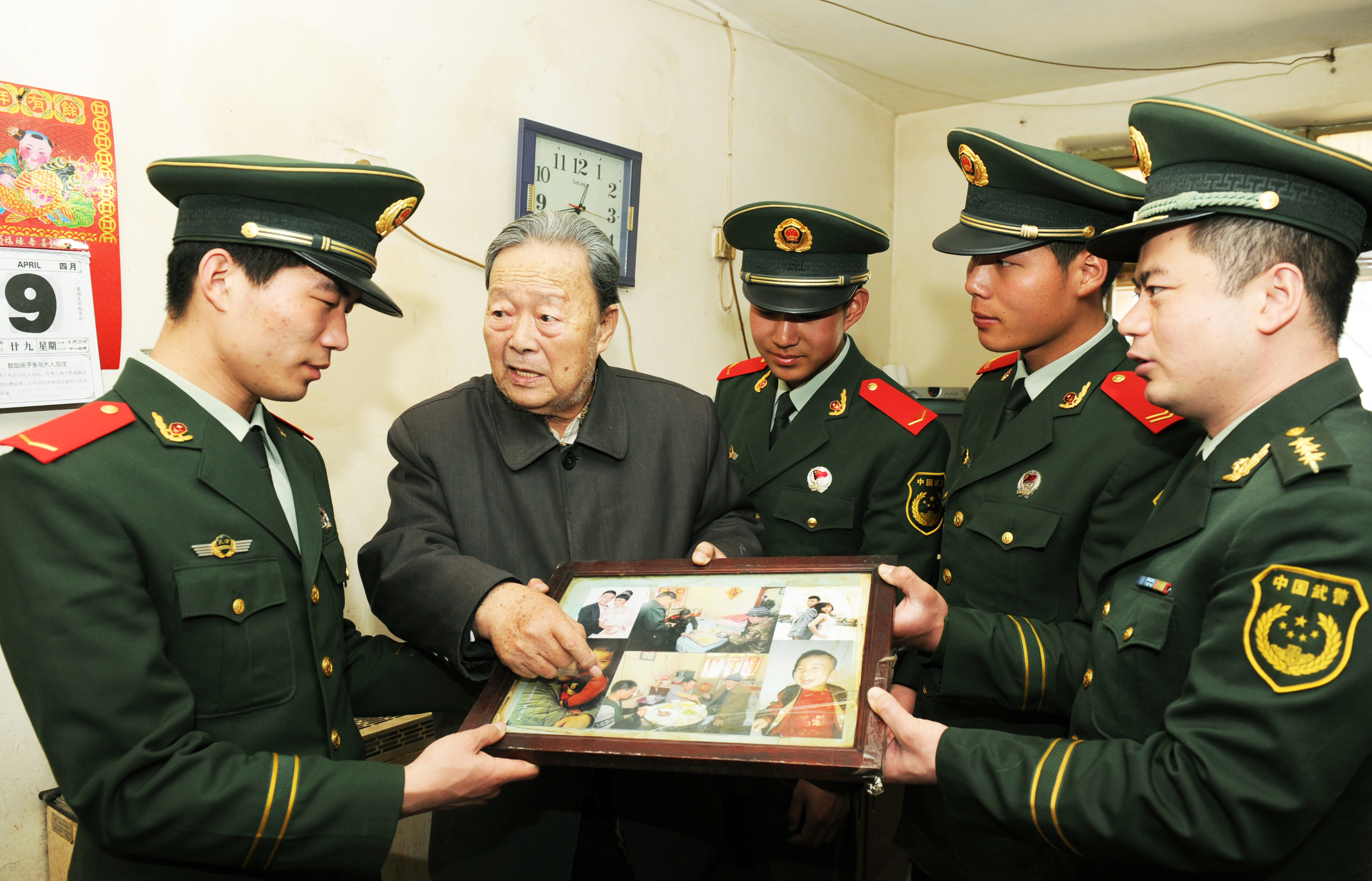 2013年4月9日,武警天津总队某支队新战士看望慰问驻地孤寡老人赵大爷时,他向大家深情讲述了20年来官兵照顾帮助自己的感人故事。江传景摄