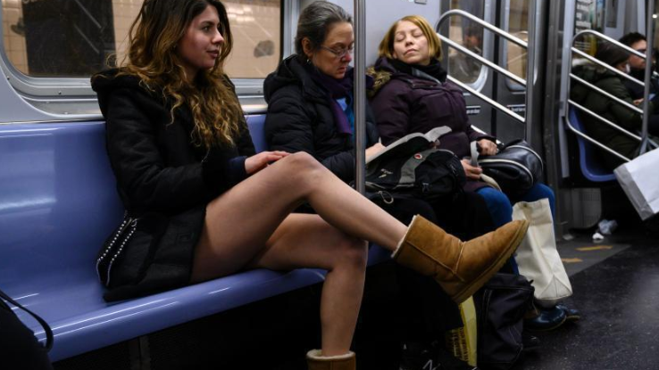 又到一年地铁无裤日 到处都是大白腿