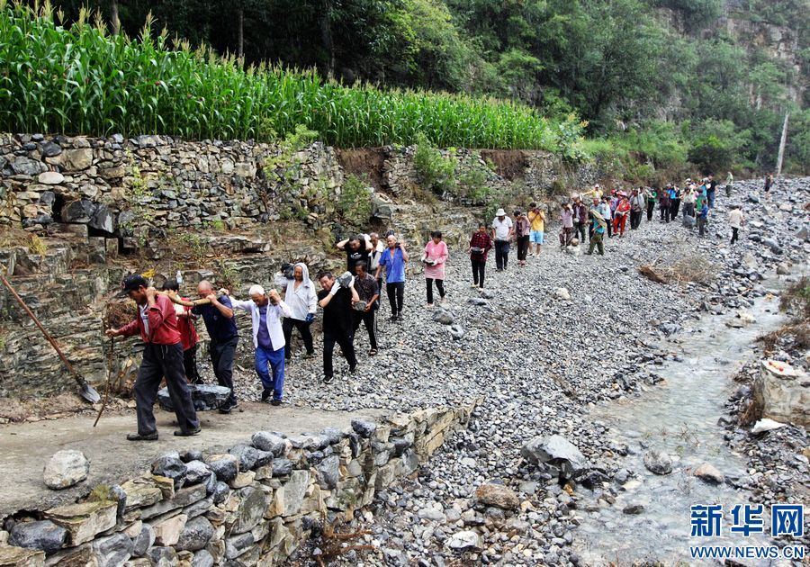 河南博愛:災後積極自救 打通出村道路