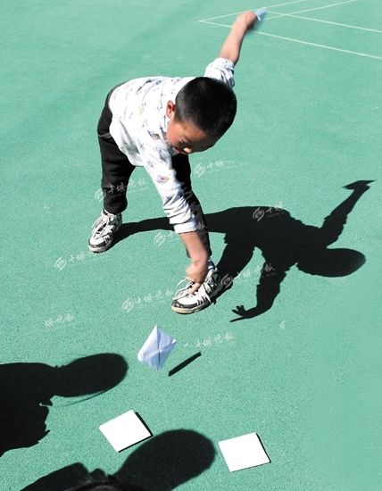 这种用书皮或比较硬的纸叠成得方方正正的叫方宝,几个小朋友在一起