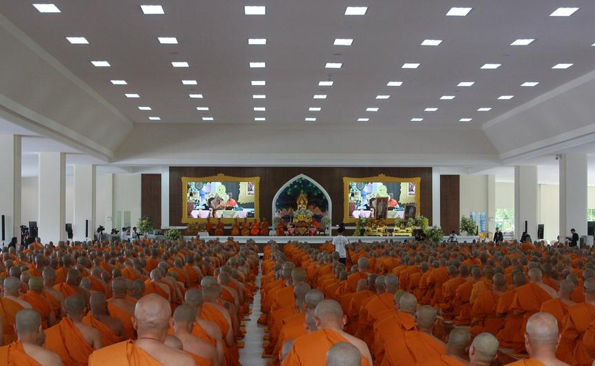当地时间2017年10月19日，泰国佛统府，990名泰国僧人被任命为已故泰王普密蓬火化仪式的布施祈福。普密蓬的公开火化典礼将于本月26日举行。