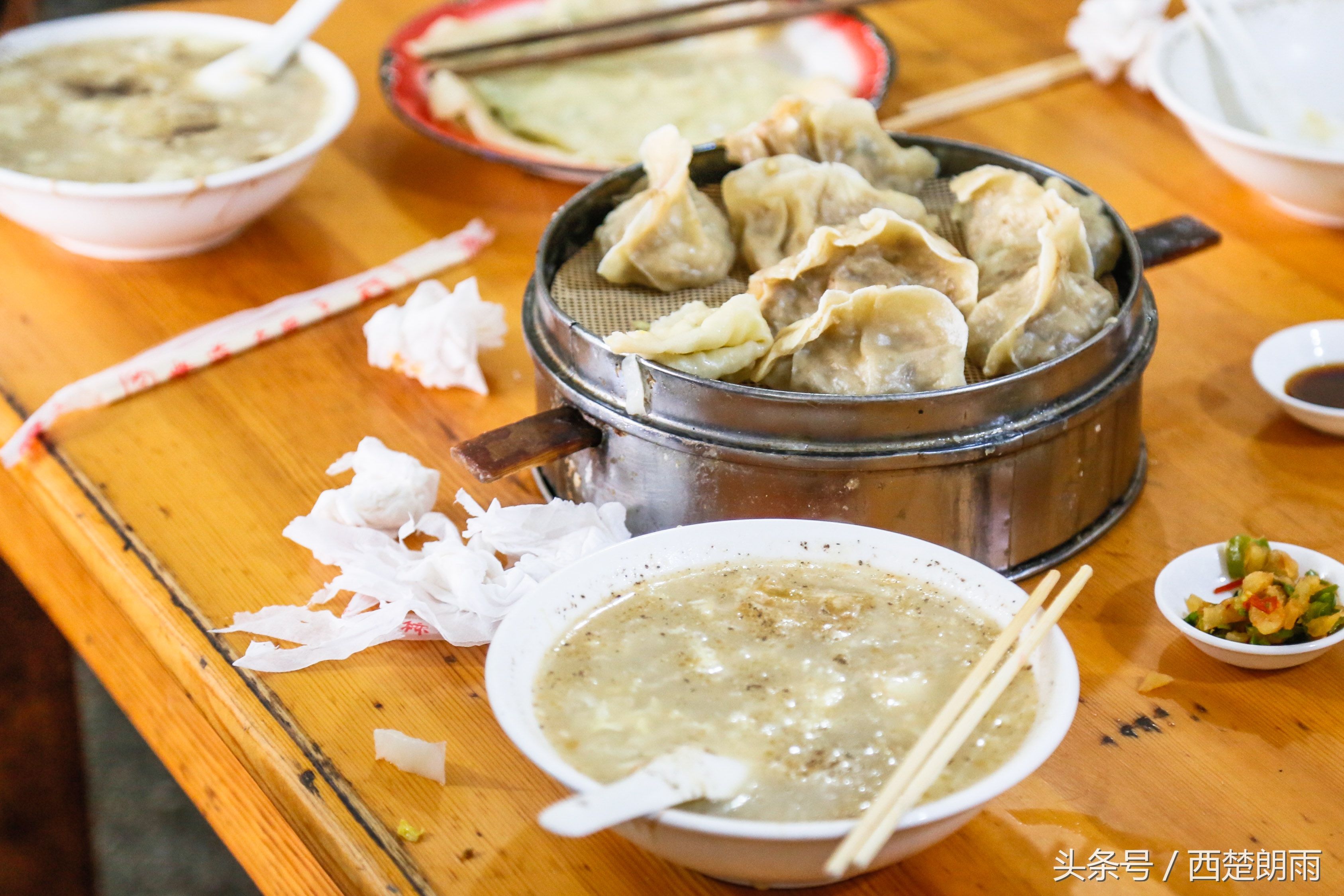 圖為老丁家的雞湯和素餃子,味道一樣的香甜醇厚.