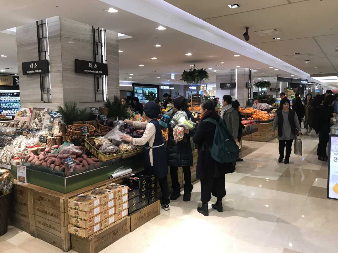 图为韩国某大型超市全面减少一次性塑料袋的供应.白云飞摄