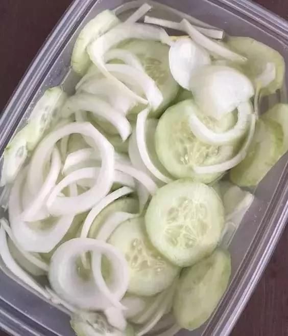 白洋葱、紫洋葱都是厨房必备,功效差别却很大