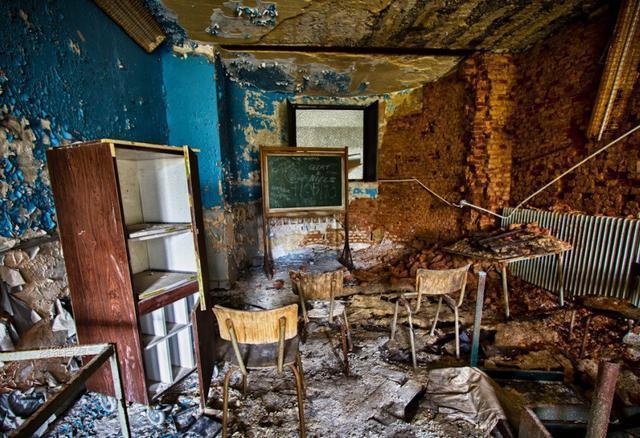 男子探秘废弃古堡,阴森诡秘如同鬼宅