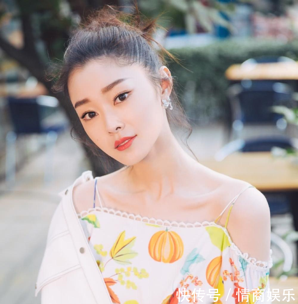 宋轶惊艳了! 深V领直接开到肚脐眼, 网友: 平胸