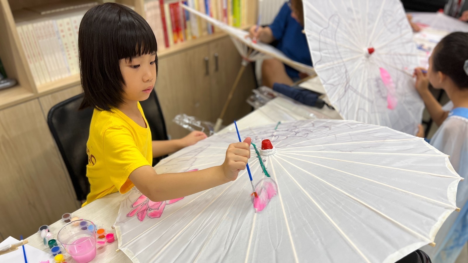 彩绘油纸伞 妙笔绘童心!石景山鲁谷青少年趣学非遗文化过快乐暑假 彩绘油纸伞 妙笔绘童心!石景山鲁谷青少年趣学非遗文化过快乐暑假