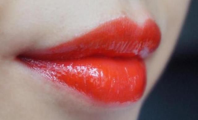 为啥涂口红不能抿唇,不仅是影响妆容