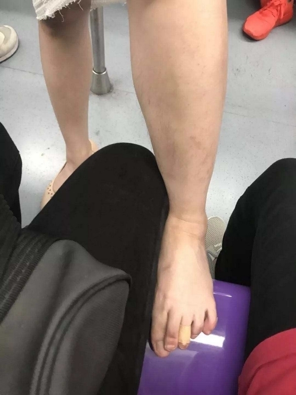 上海女子乘地铁抢座不成 脱鞋光脚示威:我脚痛