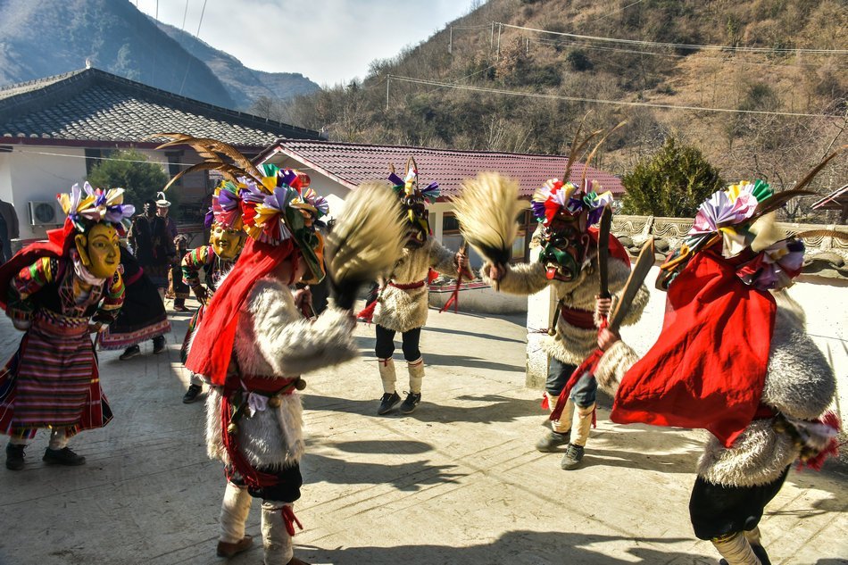 天之水网探秘文县白马人的神秘习俗 “面具舞”、“火圈舞”让人 天之水网探秘文县白马人的神秘习俗 “面具舞”、“火圈舞”让人