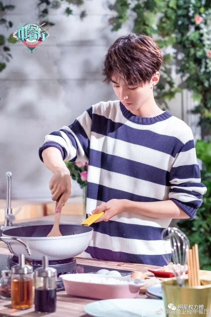 王俊凯曝《中餐厅》花絮照 刘亦菲牛仔裙造型