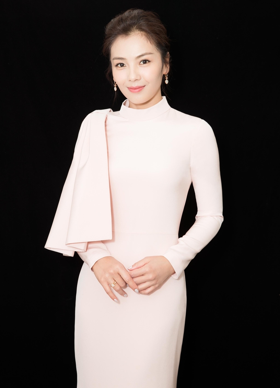 刘涛白色长裙端庄优雅 大气压场似晚会主持人