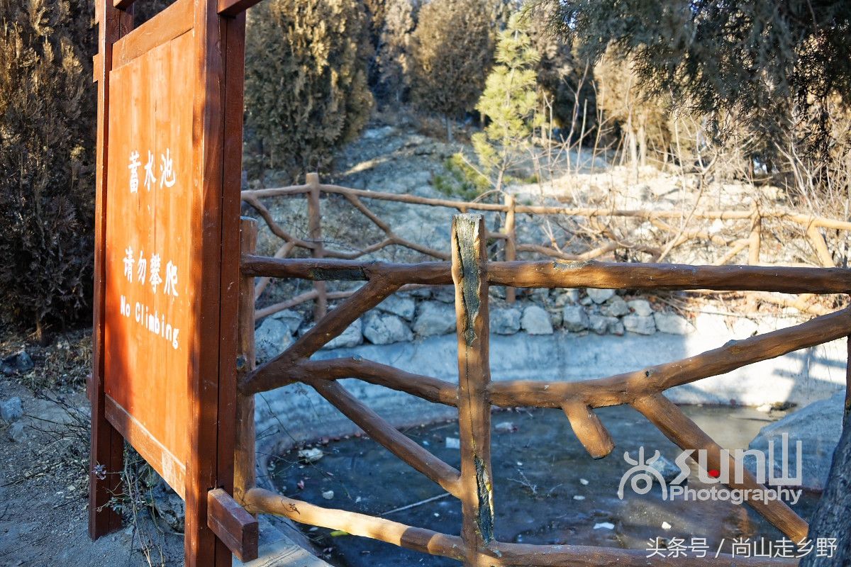 山顶上修建的蓄水池除了造价不菲的庞然大物外