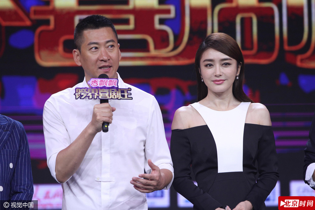 8月24日，综艺《跨界喜剧王》发布会，小沈阳、白凯南、黄小蕾、秦岚、周杰出席。秦岚秀香肩抿嘴甜笑、黄小蕾发型搞怪抢眼，小沈阳携白凯南组幽默cp搞笑担当，周杰台上腼腆玩话筒。