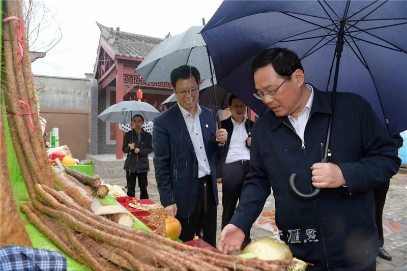 5月3日,省委書記李強在徐州豐縣大沙河鎮嶽莊村冒雨考察黃河故道綜合