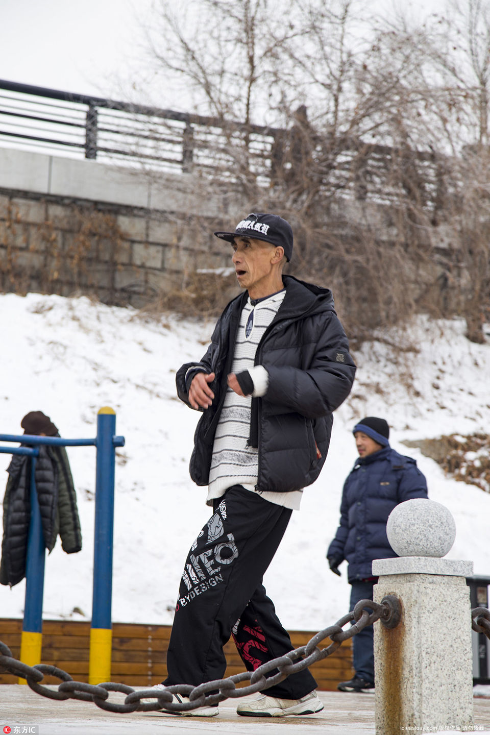 吉林耄耋老人跳鬼步舞直播爆红网络 一天不跳