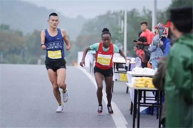 成绩不重要!中国马拉松赛 外籍女跑者降速 为中国断臂选手递水!
