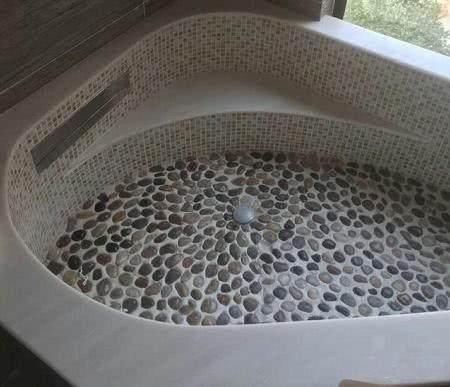 越来越多人卫生间地面不贴瓷砖,开始这样做,好