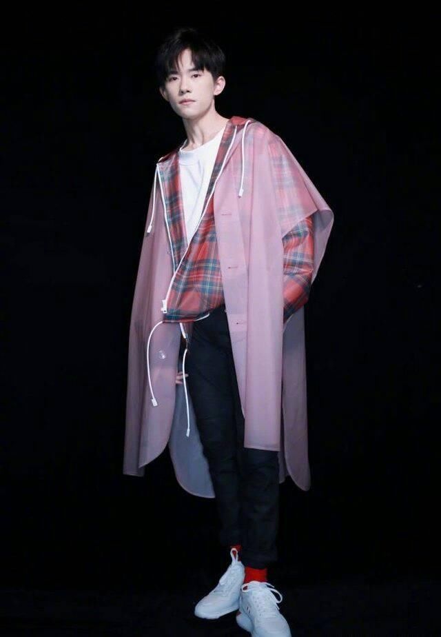 易烊千玺雨衣外穿,网友:这才是时尚界的扛把