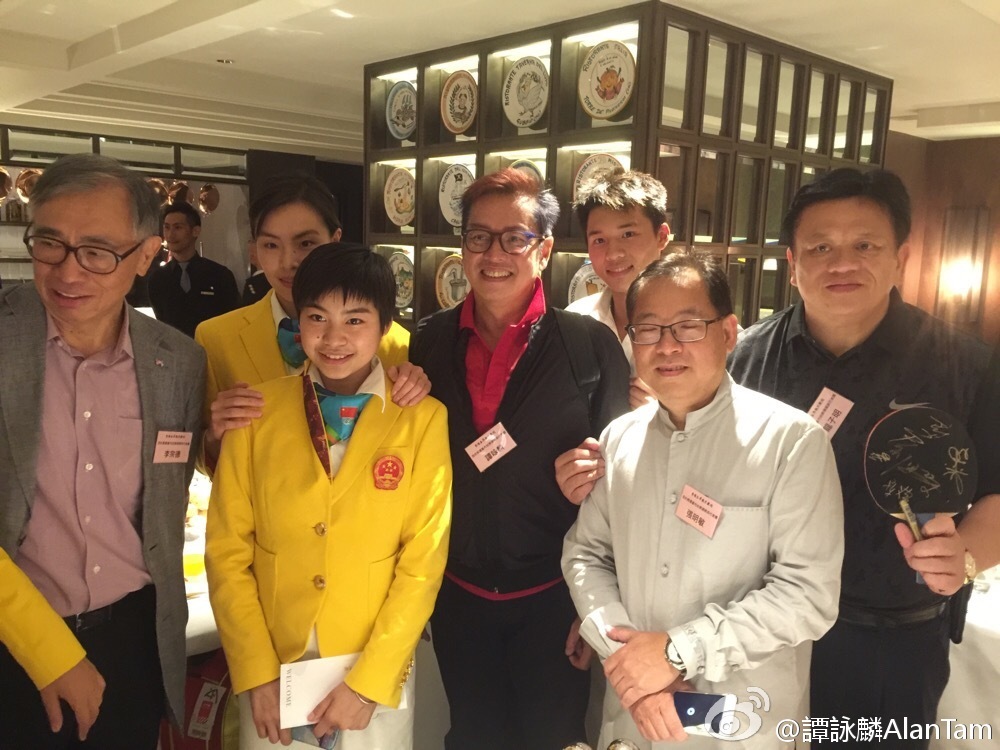 北京时间8月27日，里约奥运会内地精英代表团一行64人访问香港。抵达当晚，精英代表团与香港各界人士聚餐，著名歌手谭咏麟也在列，谭咏麟和一众奥运健儿合照，并表示：“今晚有幸与他们聚餐，令几十年从没做过粉丝的我变了……大粉；毕竟他们是我们中国人的骄傲嘛！”