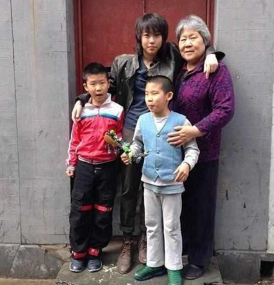 或许也就是因为王菲这样以身作则,所以教出来的窦靖童,才会这么能处理