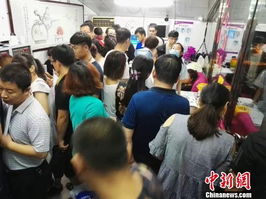 河北围城交通事故致9死28伤 承德市民冒雨排队献血 河北围城交通事故致9死28伤 承德市民冒雨排队献血