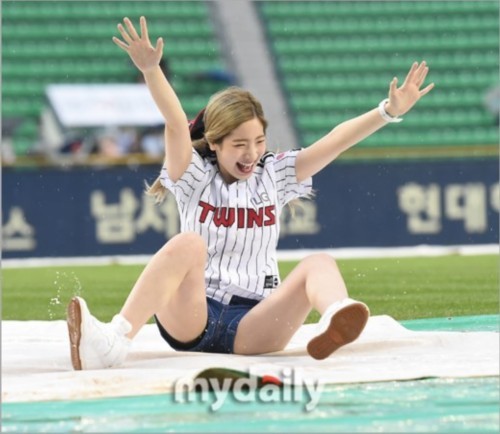 组图:TWICE金多贤亮相棒球赛场 取消开球改表演