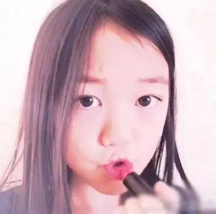 星二代萌娃会化妆?多多姿势专业,李嫣直播教化