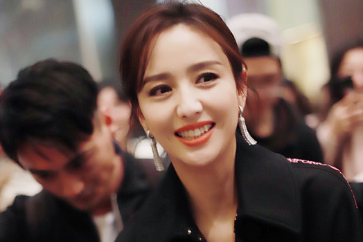 佟丽娅穿黑色大衣戴闪亮耳坠女神范 露梨涡浅笑五官精致颜值逆天