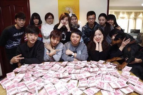 老员工年底晒奖金,当天确被开除!网友:情商低是