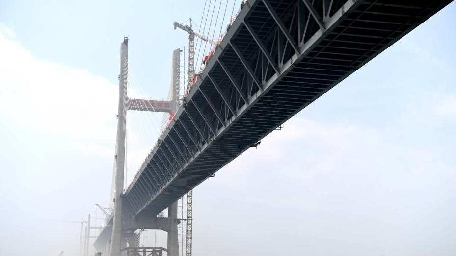 世界最大跨度跨海峡公铁两用桥合龙