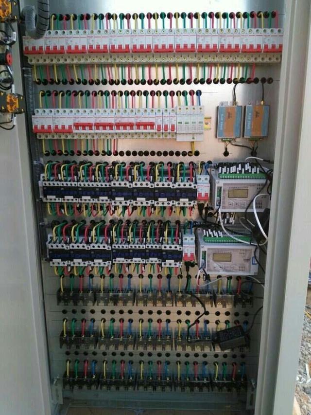 跟着师傅学做配电箱,看到师傅的工艺,我都不好意思下手