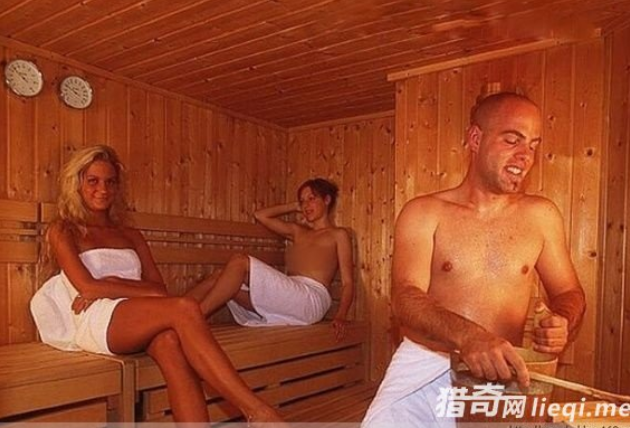 只想在桑拿室里欣赏女性胴体的德国男人其实不多，这个很好理解，德国本身就是个卖淫合法的国家，这种地方多了去了，何苦要忍受70度的高温让自己受罪呢？